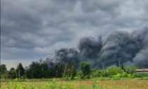 San Giorgio in Salici, in fiamme un capannone agricolo: enorme nube di fumo nera