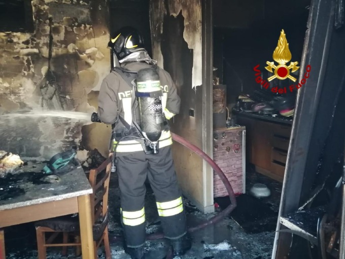 San Giovanni Lupatoto, incendio in un appartamento: 3 persone salvate dai pompieri
