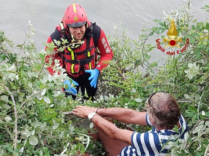 Turista tedesco perde il controllo della bici e rotola per metri lungo l’argine dell’Adige