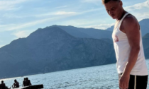 L'attore di Stranger Things, Tom Wlaschiha in vacanza sul lago di Garda