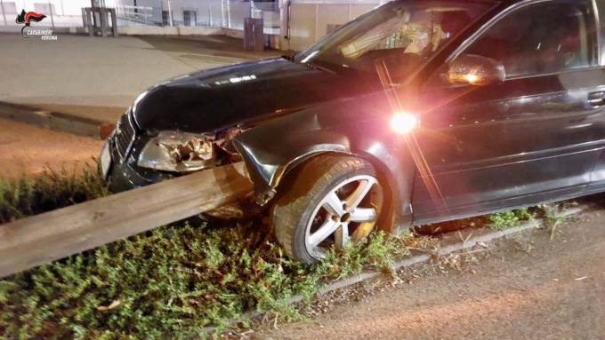 Scappa dai Carabinieri ai 200 all’ora: la corsa finisce contro il guard rail, illeso