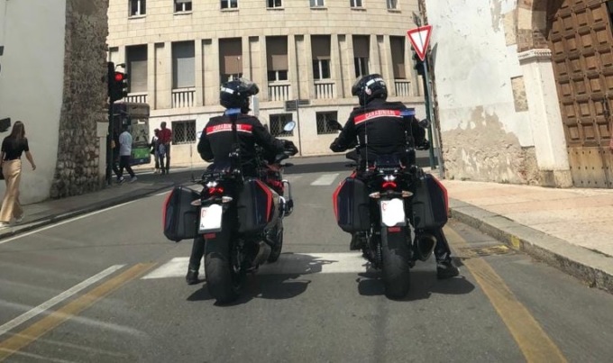 Nottata da incubo in un appartamento in centro: inquilina si trova faccia a faccia con i ladri