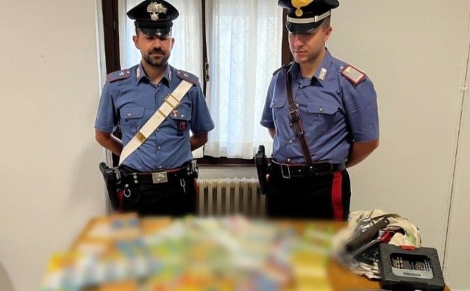 Faceva razzia di soldi e beni negli esercizi commerciali: arrestato 38enne, autore seriale di furti