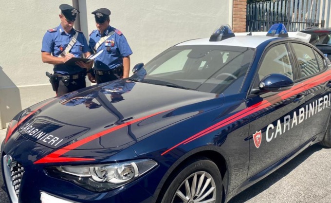 Entra dalla finestra e tenta di rubare gli orecchini a una donna: arrestato 28enne