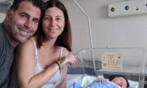 Luca ha fretta di nascere ma c'è traffico: mamma e papà scortati dalla polizia all’ospedale