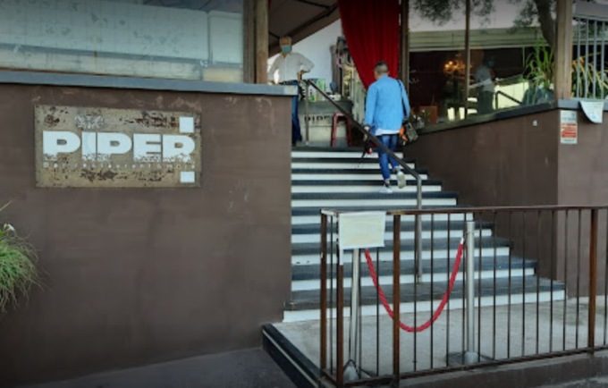Accoltella tre giovani nel parcheggio del Piper e poi scappa in auto