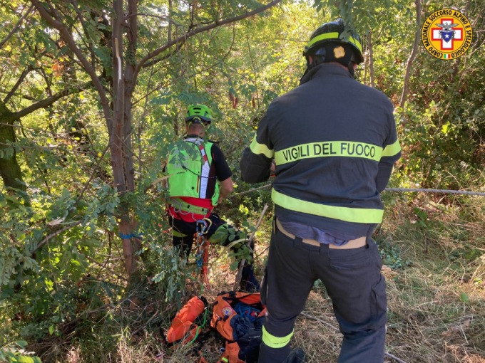 Perde il controllo dell’auto che finisce nella scarpata: 66enne salvata dal Soccorso Alpino