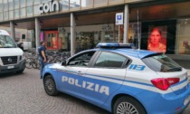 Stacca le placche anti-taccheggio dagli abiti ed esce da Coin senza pagare: 30enne arrestata