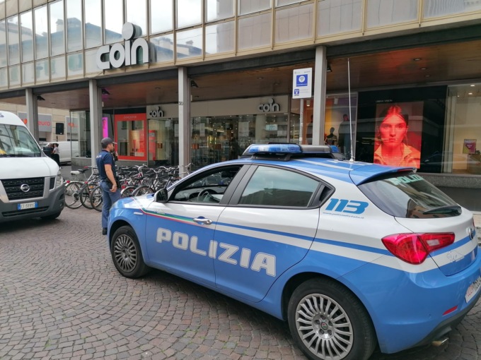 Stacca le placche anti-taccheggio dagli abiti ed esce da Coin senza pagare: 30enne arrestata