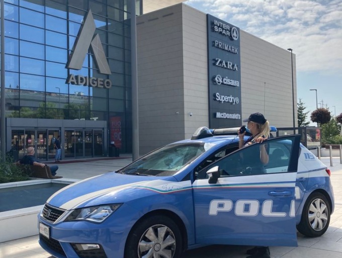 Ruba una catenina d’oro con la tecnica “dell’abbraccio”: 25enne arrestato