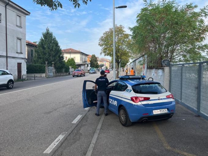 Ruba il cellulare a un uomo che aspetta l’autobus poi si scaglia contro gli agenti