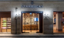 Starbucks ha aperto a Verona, trent’anni fa il fondatore Schultz fu ispirato dalla città