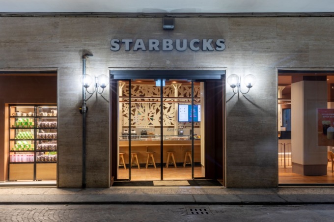 Starbucks ha aperto a Verona, trent’anni fa il fondatore Schultz fu ispirato dalla città