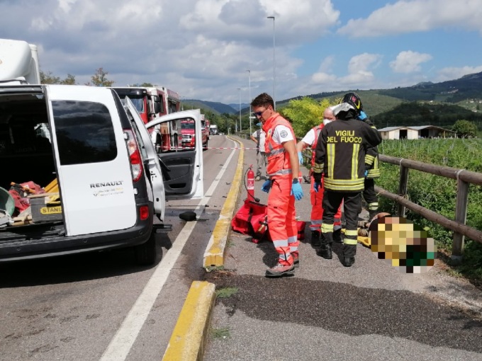 Verona, scontro frontale tra un furgone e un’auto: 2 feriti