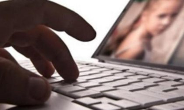 Chiede foto e video intimi a una minorenne in cambio di ricariche: individuato predatore seriale