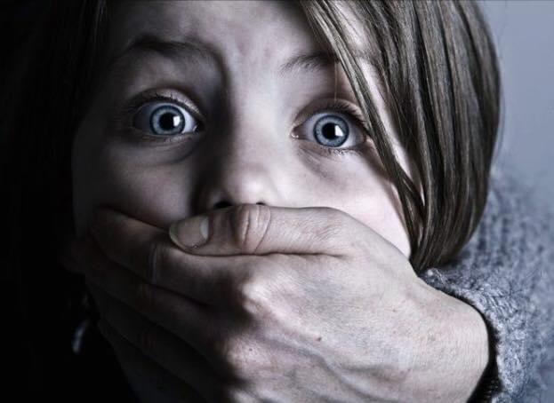 Sorprende il marito mentre abusa della figlia maggiore, lo denuncia ma per lei l’incubo è solo all’inizio…