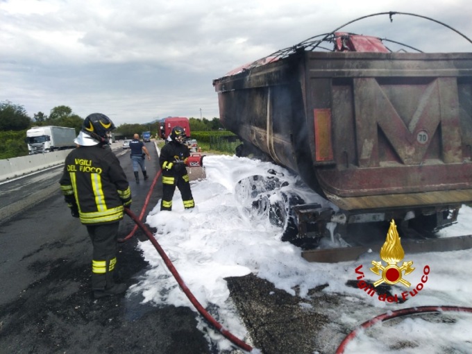 Fumo dall’asse posteriore del tir, camionista evita il disastro e si salva dalle fiamme