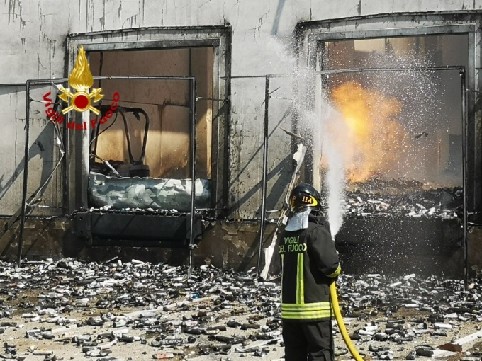 Castel d’Azzano, vasto incendio alla Bergen: feriti due operai