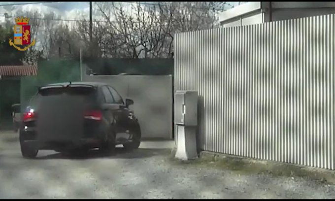 Scaraventato dall’auto durante il giro di prova e il compratore fugge: scoperto carrozziere complice