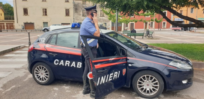 Buttapietra, intento a rubare nell’auto prende a calci e pugni i clienti del bar che tentano di bloccarlo