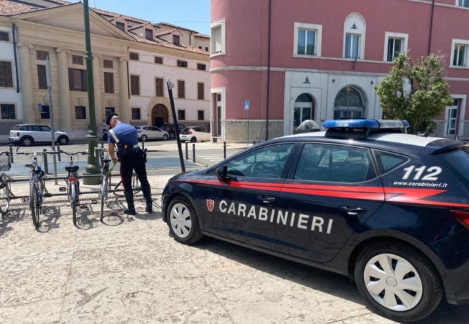 Sorpreso in Piazza Pradaval con una bicicletta rubata si scaglia contro i Carabinieri