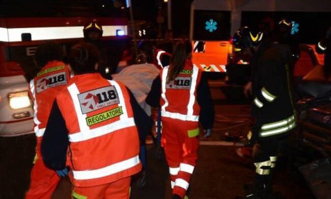 Viene sbalzato fuori dall’auto che poi lo travolge: morto 55enne di Castagnaro