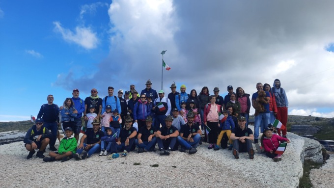 I bimbi dell’Abeo in gita con le Penne Nere sugli alti pascoli dell Lessinia