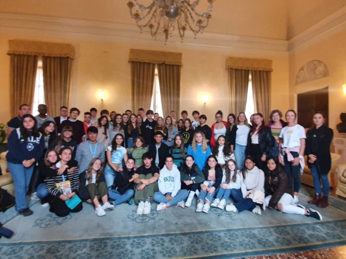 L’Erasmus arriva in municipio: accolto un gruppo di 50 studenti a Palazzo Barbieri