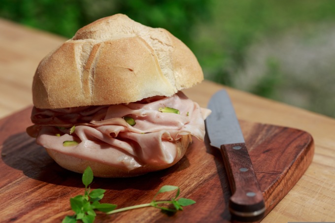 Operai sospesi dal lavoro per aver mangiato due fette di mortadella: “Avevamo solo fame”