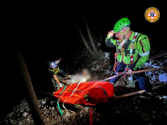 Cade dal sentiero sul monte Baldo e precipita per 15 metri: ferito aiutato dal soccorso Alpino