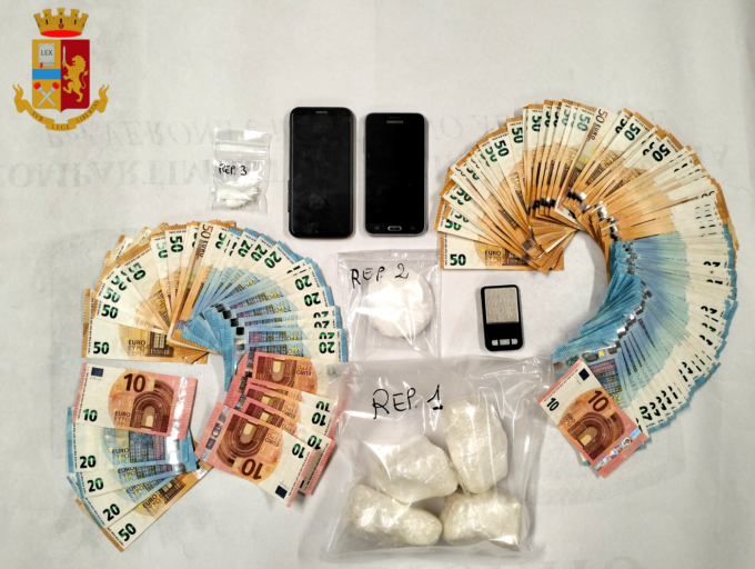 Scoperto a spacciare: in casa 500 grammi di sostanza stupefacente e contanti