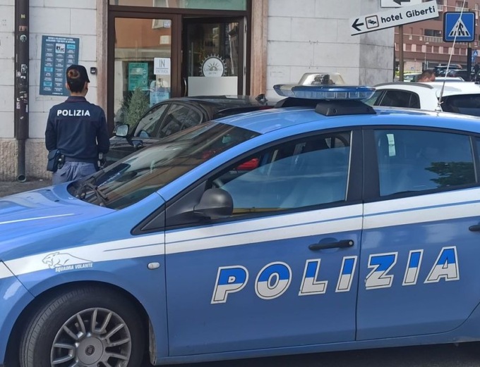 Prende a pugni una donna, le ruba il cellulare e scappa: 20enne arrestato