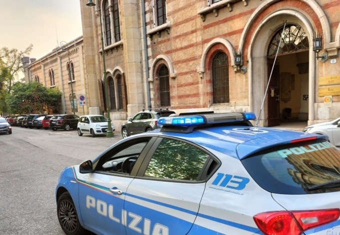 “Dacci il telefono”, giovane accerchiato e aggredito da 8 ragazzi