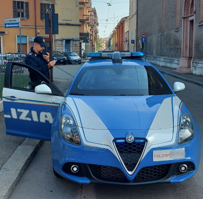 Esibisce ai poliziotti una carta di identità contraffatta: 27enne arrestata