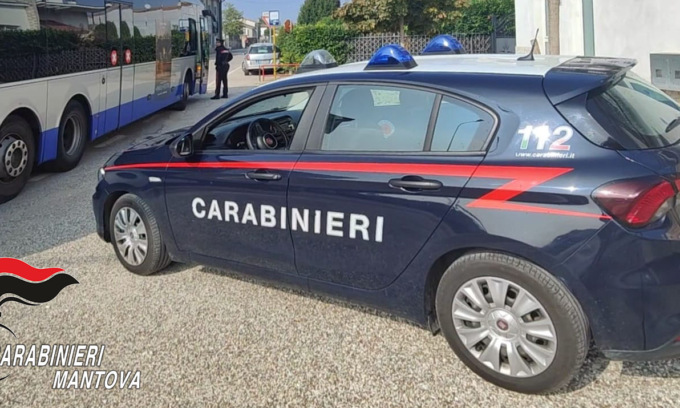 Spinge e ruba la collana d’oro a un coetaneo: 17enne arrestato
