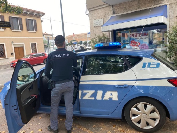 Coppia di fidanzati aggredisce e rapina uomo in via San Marco