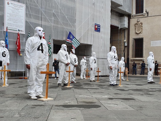 Troppe morti sul lavoro, le foto del flash mob in Piazza dei Signori