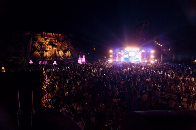 J-Ax in concerto al Gardaland Halloween Party in piazza Jumanji