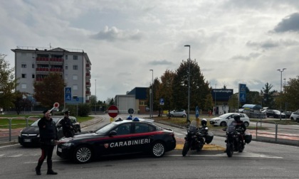 Spacca il finestrino e tenta di rubare all'interno dell’auto: 35enne arrestato