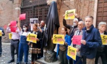 “Sveliamo la statua di Giulietta”, flashmob di +Europa per le donne Iraniane