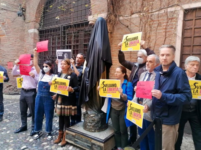“Sveliamo la statua di Giulietta”, flashmob di +Europa per le donne Iraniane
