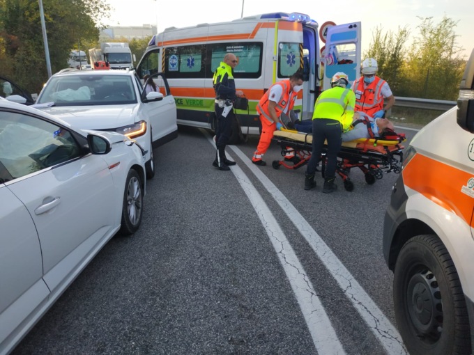 Automobilista imbocca contromano la tangenziale: due feriti e strada chiusa