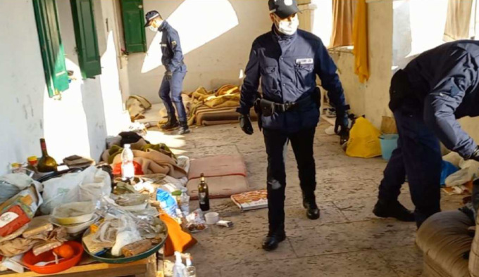 Sgomberato il palazzo ex caserma Riva di Villasanta: le foto del degrado