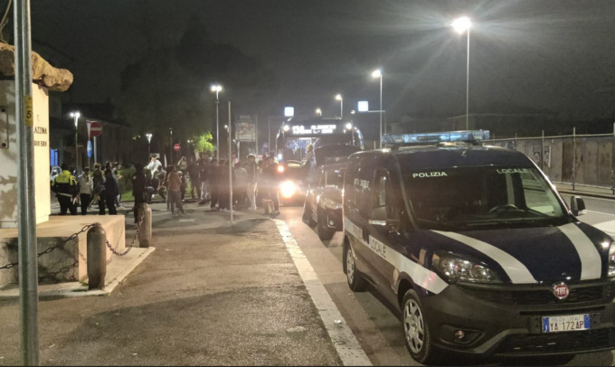 Turiste 20enni scippate in centro Verona: preso il marocchino irregolare (con addosso una piccola “ferramenta”)