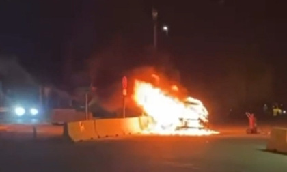 Attimi di paura ad Affi, il video dell'auto in fiamme accanto al benzinaio