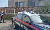 Accoltella la madre nell’azienda tessile: i Carabinieri intervengono e scoprono lavoratori in nero
