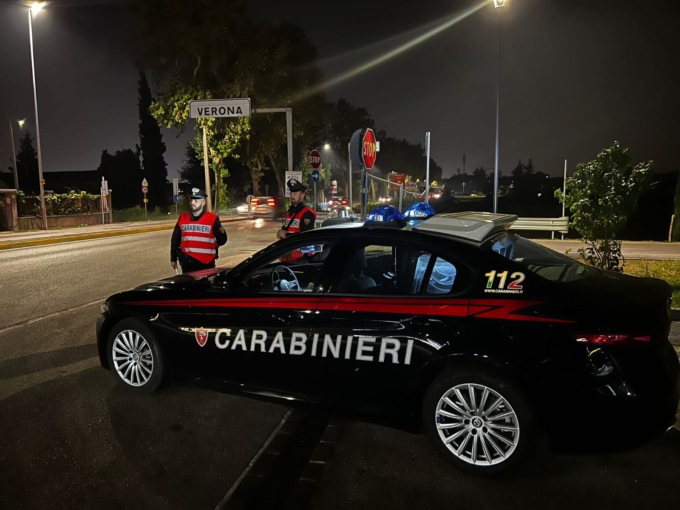 Scoperto alla guida di una moto rubata e senza patente: 18enne arrestato