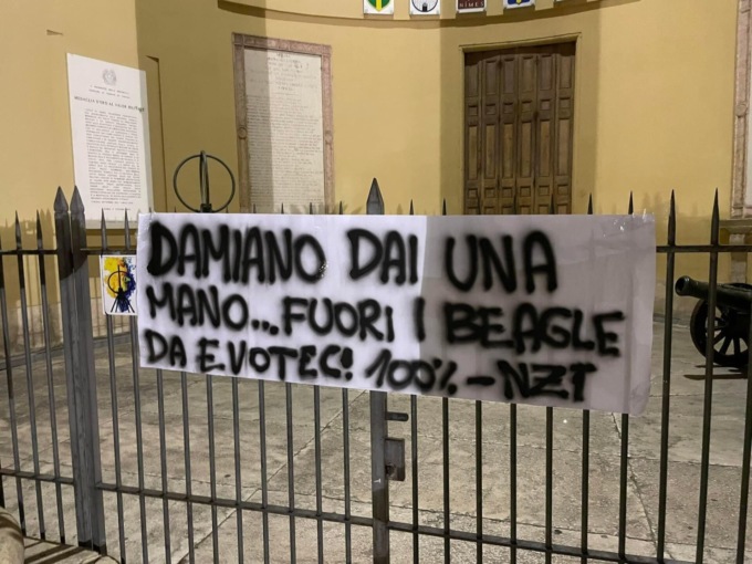 Blitz animalista all’Arena e a Palazzo Barbieri: “Damiano dai una mano”