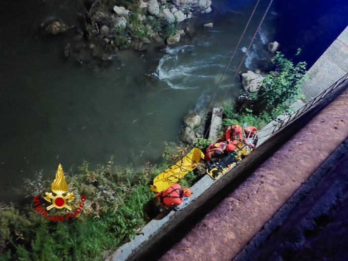 Verona, cade nell’Adige dal parapetto: 21enne salvata dai Vigili del fuoco