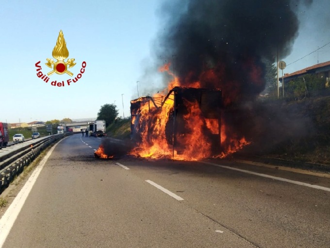 San Giovanni Lupatoto, Tir in fiamme sulla Transpolesana 434: viabilità chiusa